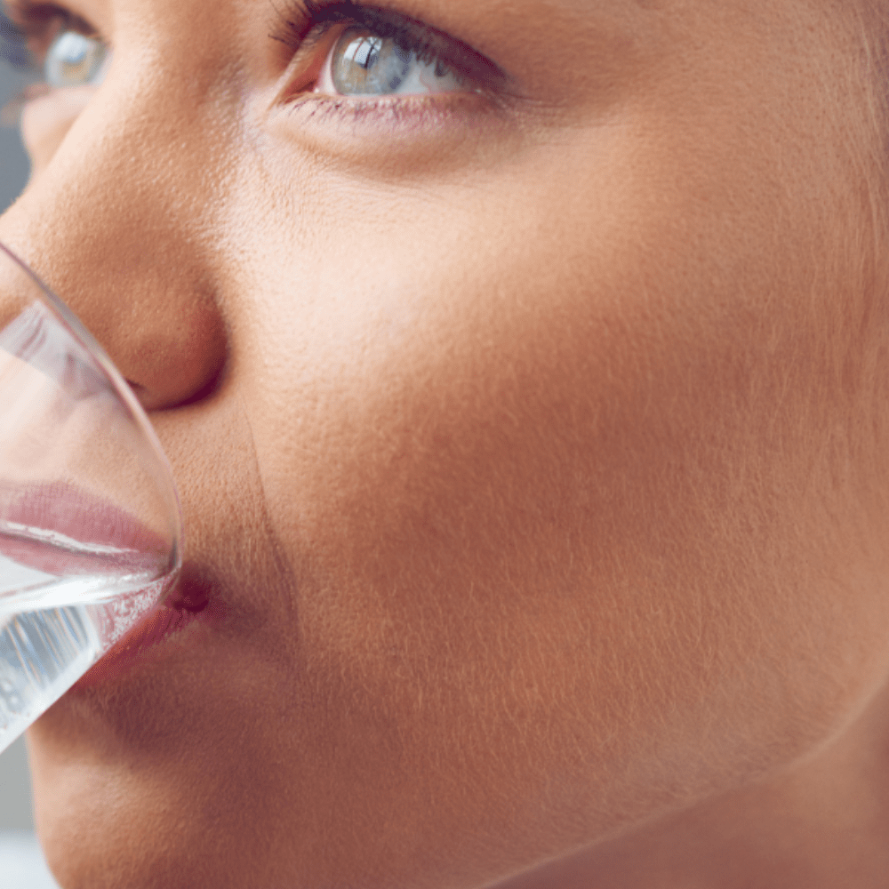 L'importance de boire de l'eau pour une belle peau - Boutique Esthétique Martine Grenier