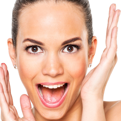 Visage de femme qui sourit