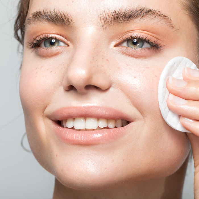 Routine beauté : pourquoi un bon nettoyage de peau est la clé d’un teint éclatant