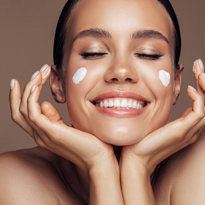 Appliquer une crème de jour et une crème de nuit : Le secret d'une peau radieuse !