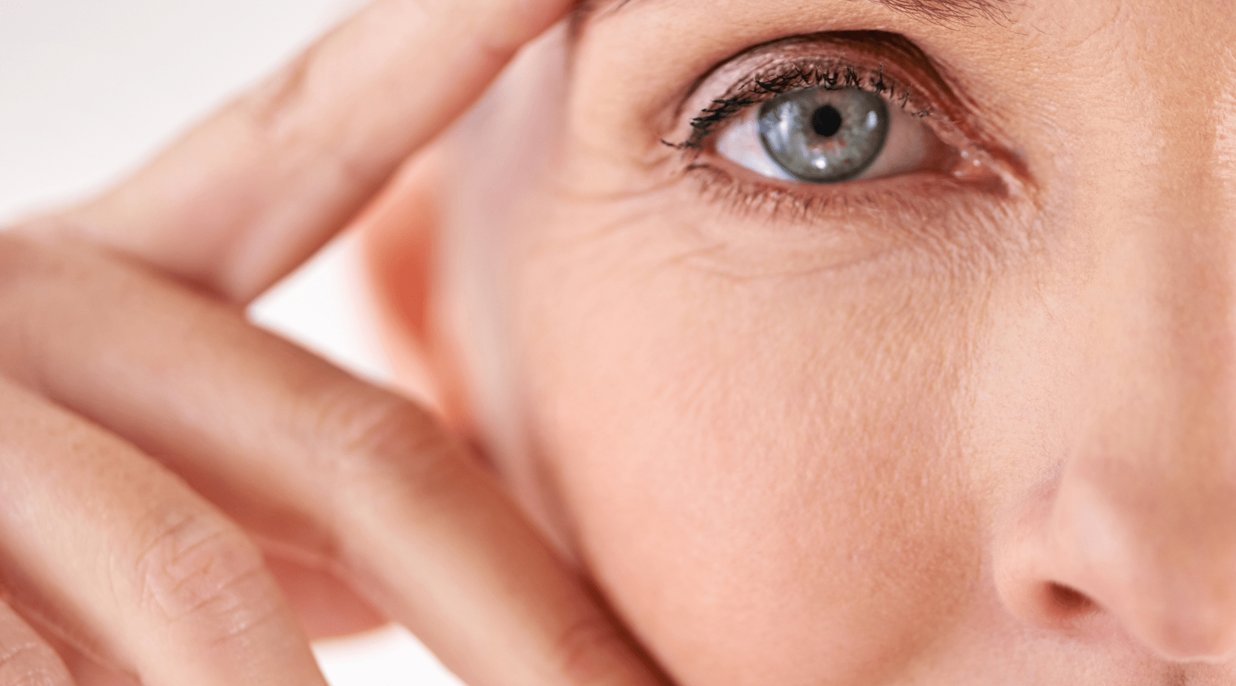 Comment prévenir les rides du contour des yeux et retrouver un regard lumineux - Boutique Esthétique Martine Grenier