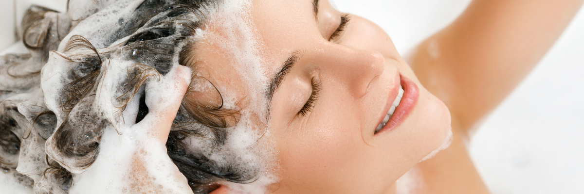 Femme se lavant les cheveux.