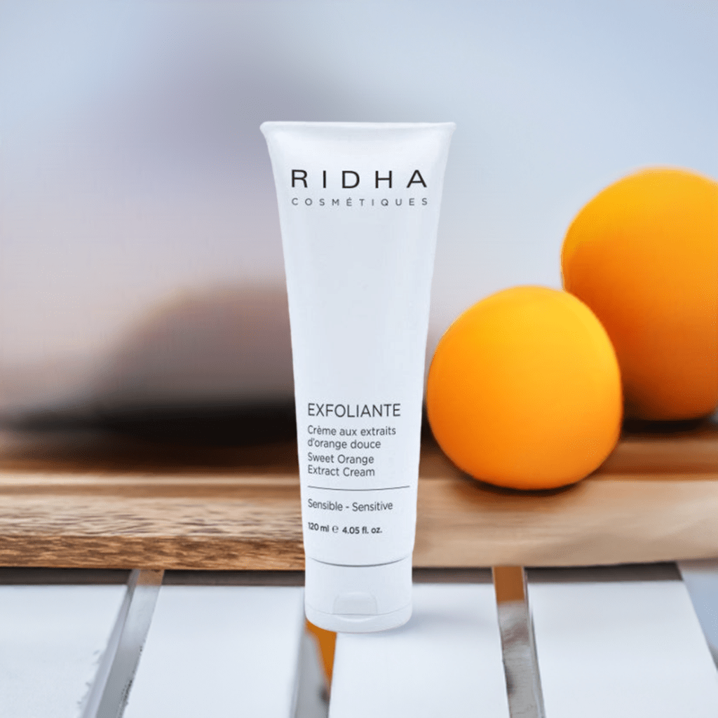 Tube de crème exfoliante aux extraits d'orange déposé sur une table - Boutique Martine Grenier