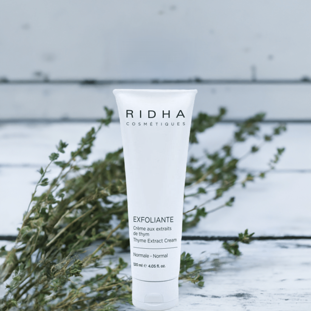 Tube de crème exfoliante aux extraits de thym déposé sur une table - Boutique Martine Grenier